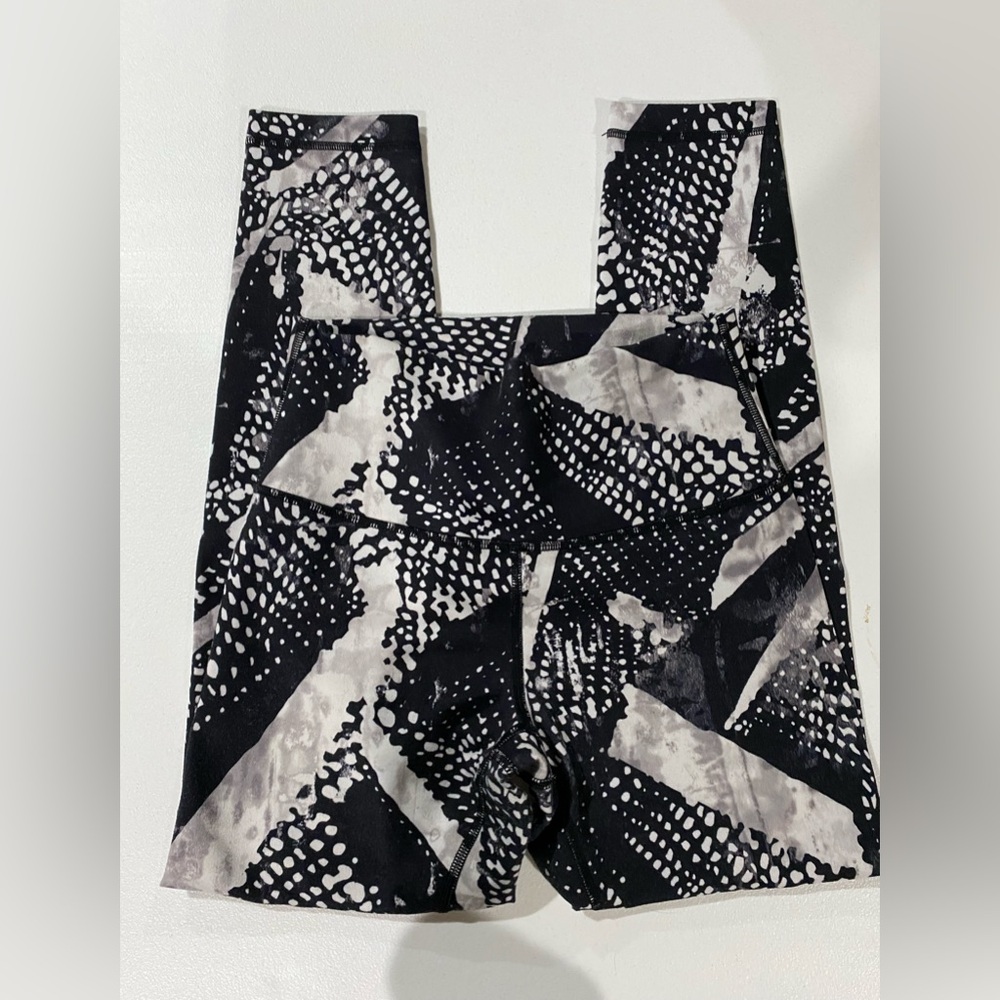 Lululemon leggings size 6